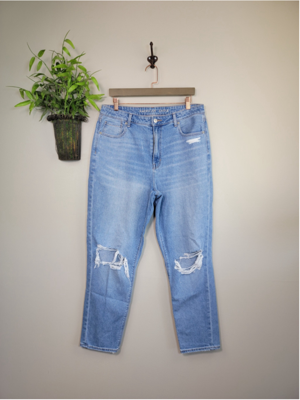 AE 14 L American Eagle Mom Jeans High Rise Light Wash Distressed Tapered Leg